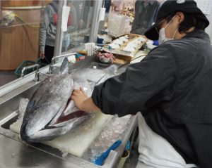 マグロの解体ショー